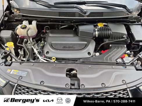 Used 2024 Chrysler Pacifica Touring-L FWD image 29
