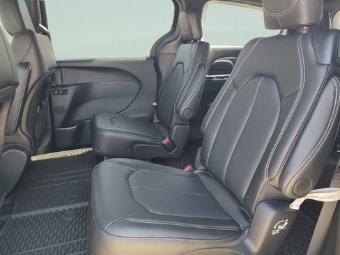New 2026 Chrysler Pacifica Select image 29