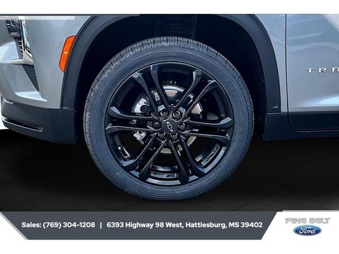 Used 2025 Chevrolet Traverse LT w/ Driver Confidence Package FWD image 7