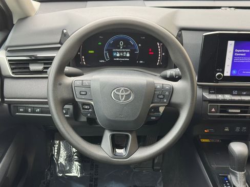 Used 2025 Toyota Camry LE image 27