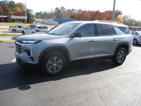 Used 2025 Chevrolet Traverse LT image 7