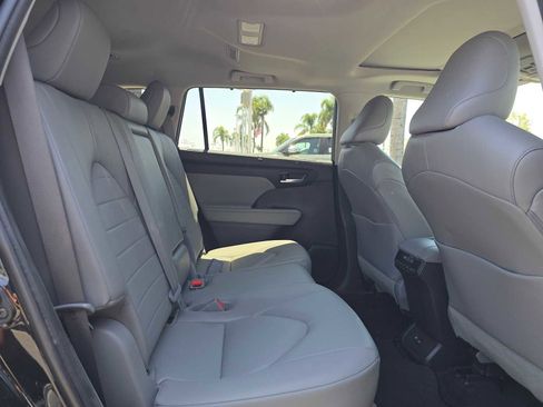 Used 2023 Toyota Highlander XLE FWD image 12