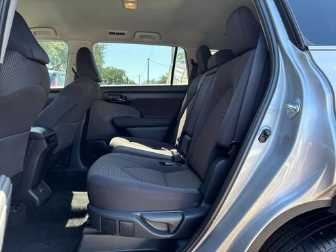 Used 2025 Toyota Highlander LE FWD image 28