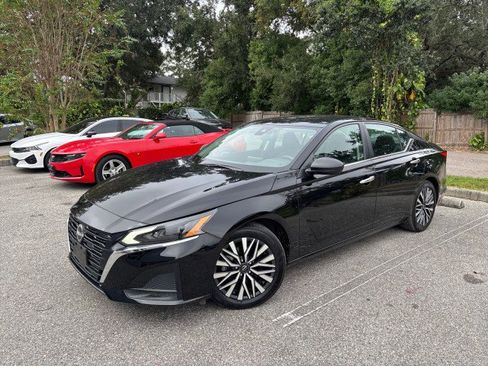 Used 2024 Nissan Altima 2.5 SV image 2