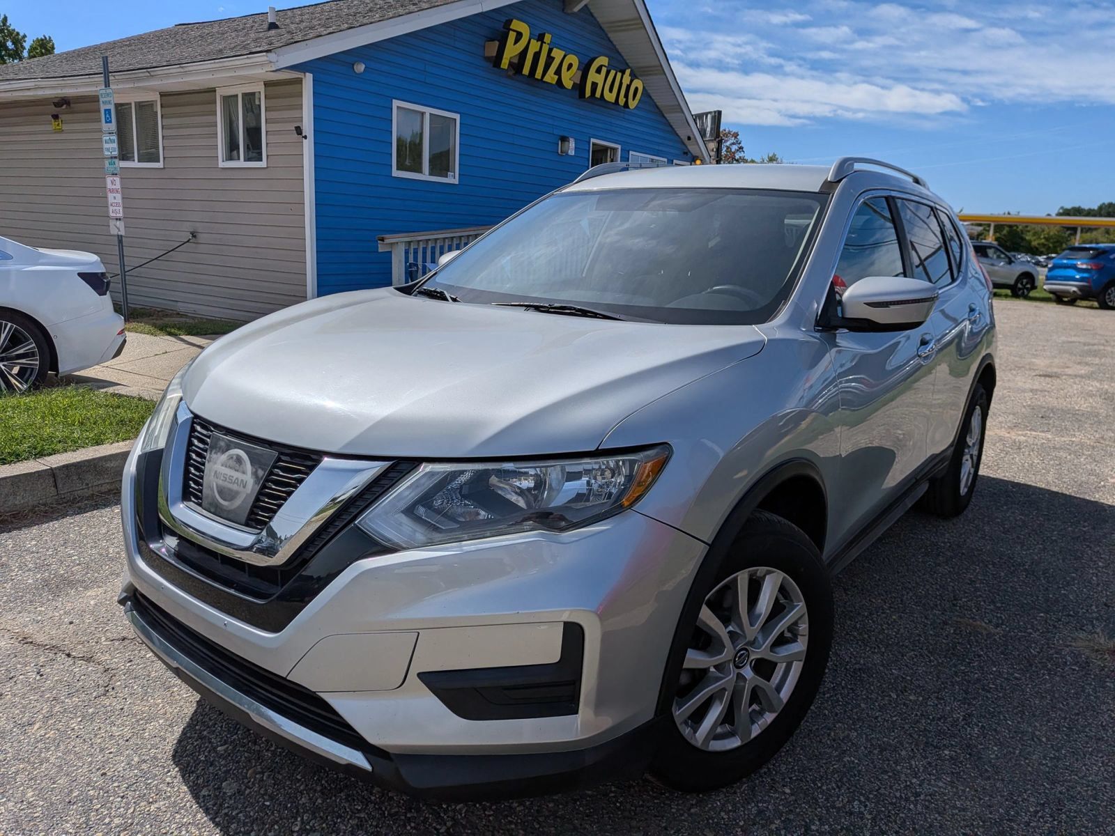 Used 2017 Nissan Rogue SV AWD/4WD image 1