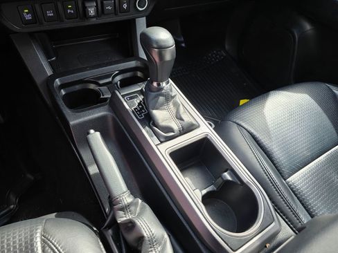 Used 2020 Toyota Tacoma TRD Sport w/ TRD Premium Sport Package AWD/4WD image 25