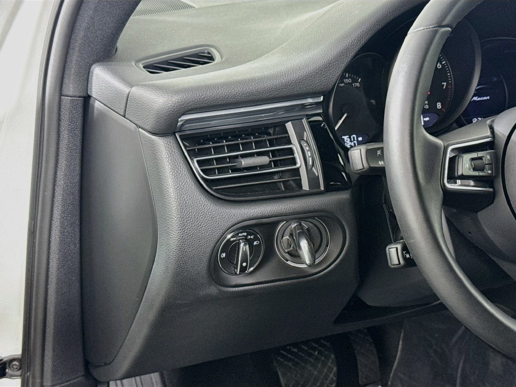 Certified 2026 Porsche Macan AWD/4WD image 11