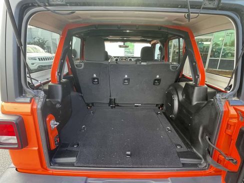 Used 2018 Jeep Wrangler Unlimited Sahara image 10