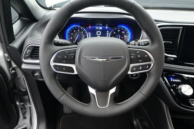 Used 2026 Chrysler Pacifica Limited FWD image 6