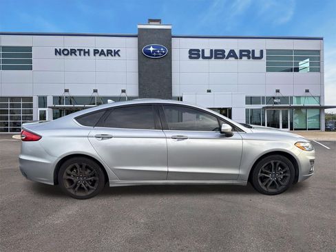 Used 2020 Ford Fusion SE w/ Equipment Group 151A FWD image 2