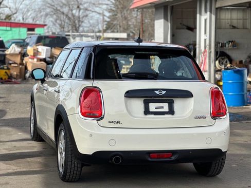 Used 2018 MINI Cooper 4-Door Hardtop image 9