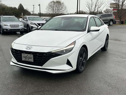 Used 2022 Hyundai Elantra SEL w/ Cargo Package image 7