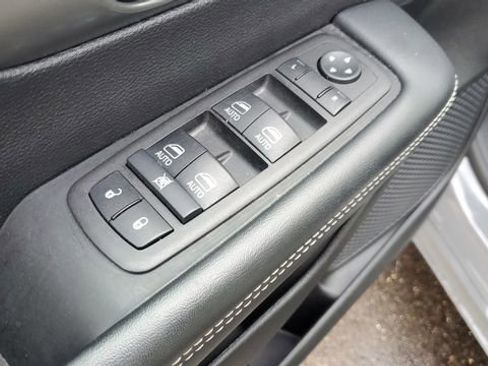 Certified 2025 Chrysler Pacifica Select image 7