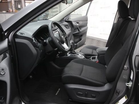 Used 2019 Nissan Rogue SV image 14
