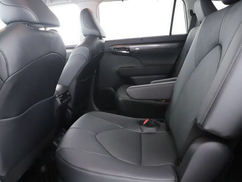 Used 2026 Toyota Highlander Platinum AWD/4WD image 30