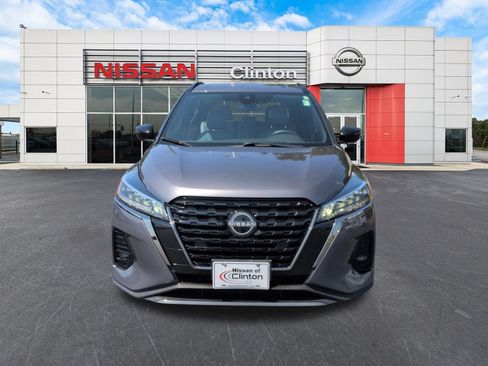 Used 2023 Nissan Kicks SR w/ SR Premium Package FWD image 8