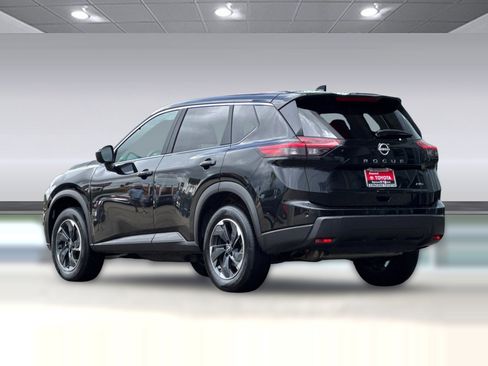 Used 2025 Nissan Rogue SV AWD/4WD image 3