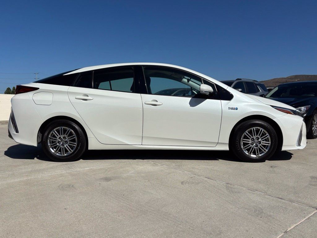 Used 2018 Toyota Prius Prime Premium w/ Preferred Accessory Package FWD image 2