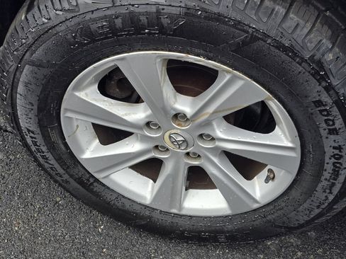 Used 2011 Toyota Highlander SE w/ Tow Pkg image 12