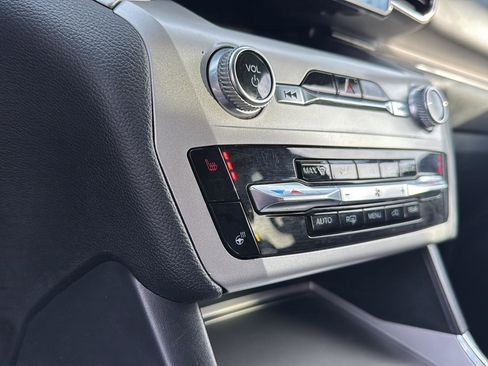 Used 2022 Ford Explorer XLT w/ Equipment Group 202A image 23