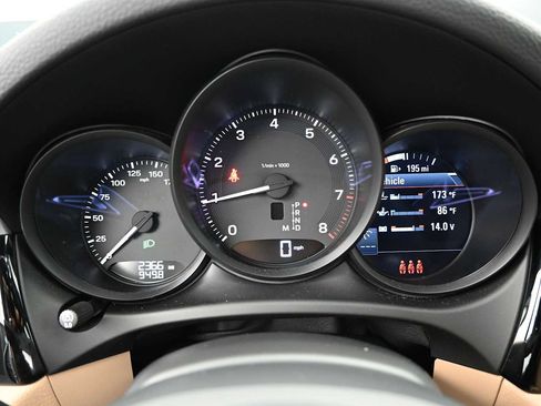 Certified 2025 Porsche Macan AWD/4WD image 10