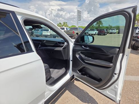 Used 2025 Jeep Grand Cherokee L Altitude AWD/4WD image 21