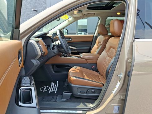 Certified 2023 Nissan Pathfinder Platinum w/ Cargo Package AWD/4WD image 16