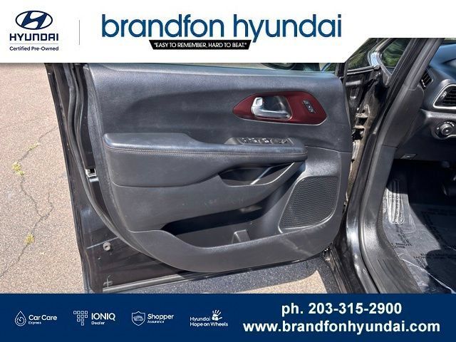 Used 2020 Chrysler Pacifica Touring-L FWD image 9