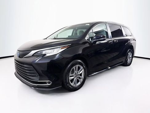 Used 2023 Toyota Sienna Limited AWD/4WD image 3