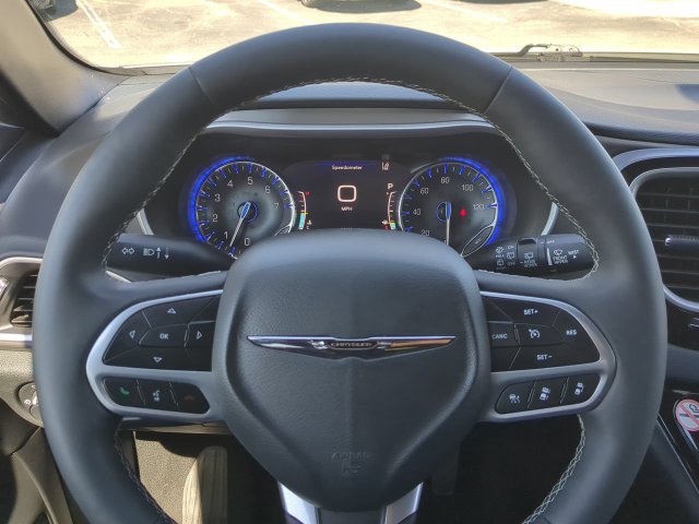 Certified 2025 Chrysler Pacifica Select FWD image 33