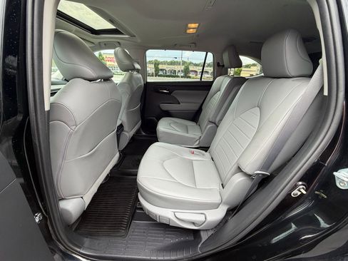 Used 2021 Toyota Highlander XLE image 25