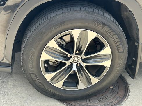 Certified 2023 Toyota Highlander XLE image 9