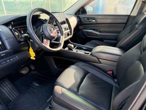 Used 2023 Nissan Pathfinder SL w/ Black Appearance Package AWD/4WD image 10
