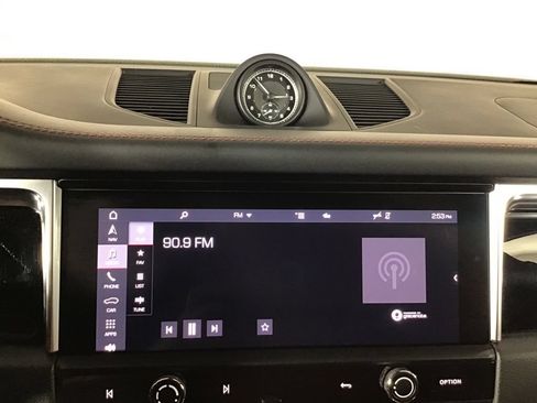 Certified 2023 Porsche Macan Turbo AWD/4WD image 30