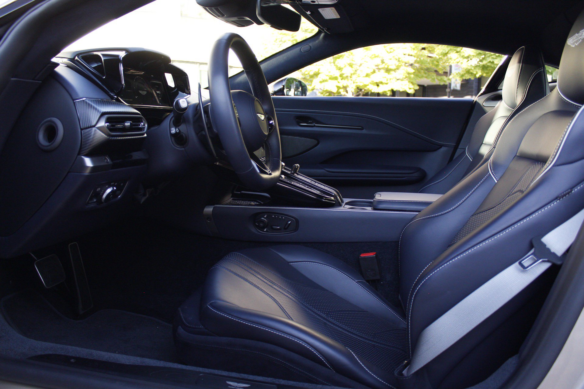 Used 2025 Aston Martin V8 Vantage Coupe RWD image 30