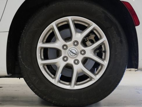 Used 2024 Chrysler Pacifica Touring-L FWD image 9