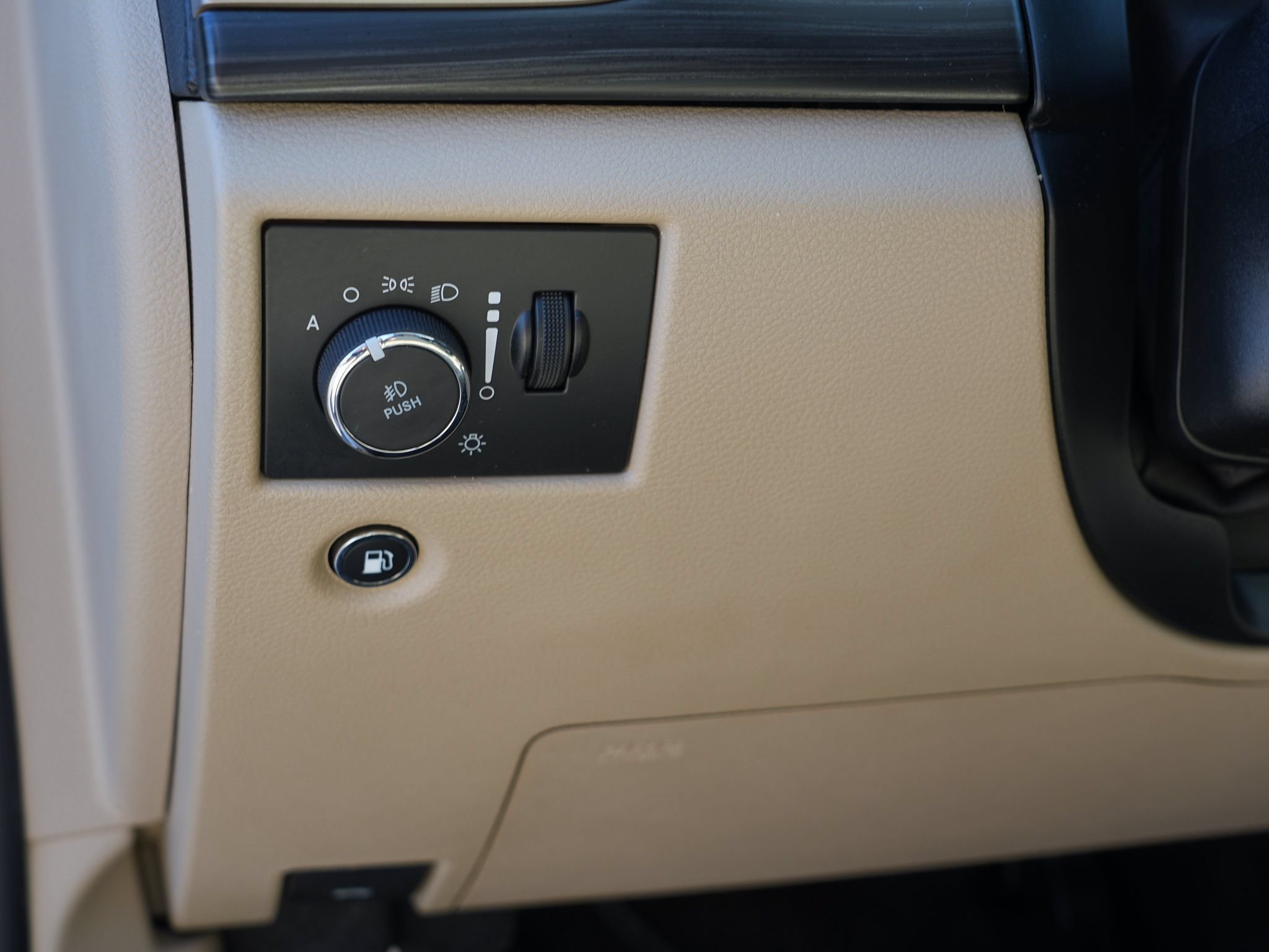 Used 2019 Jeep Grand Cherokee Laredo AWD/4WD image 18