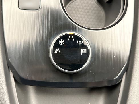 Used 2024 Nissan Rogue SV AWD/4WD image 17