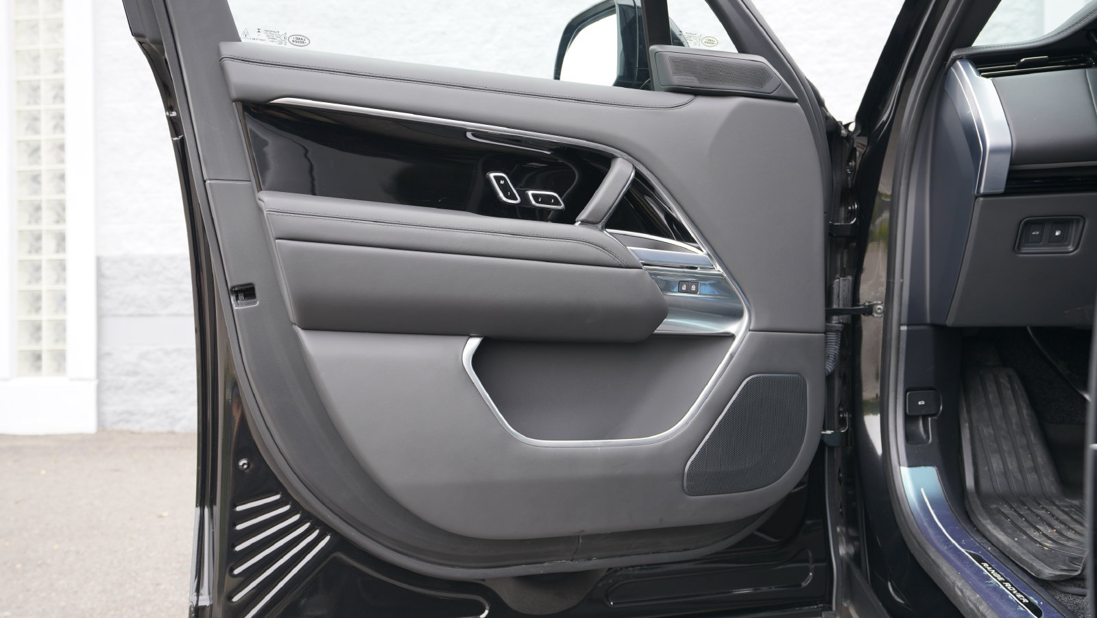 Used 2025 Land Rover Range Rover SE AWD/4WD image 27