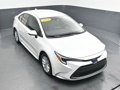 Used 2025 Toyota Corolla LE image 32