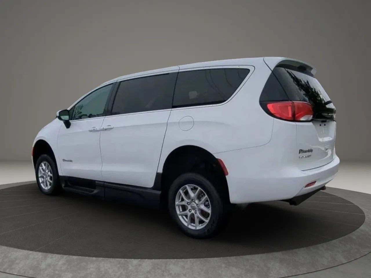 Used 2023 Chrysler Voyager LX FWD image 3