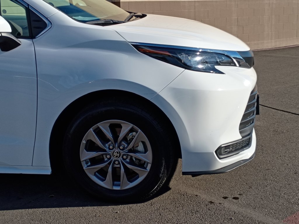 Used 2025 Toyota Sienna LE FWD image 2