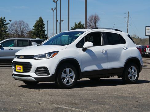 Used 2022 Chevrolet Trax LT w/ LT Convenience Package image 3