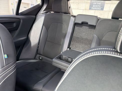 Used 2025 Volvo XC40 B5 Plus image 13