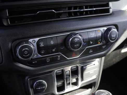 Certified 2024 Jeep Gladiator Sport AWD/4WD image 15