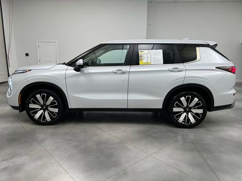 Used 2025 Mitsubishi Outlander SE image 4