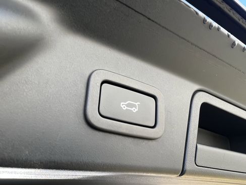 Certified 2022 Land Rover Range Rover Velar R-Dynamic S image 38