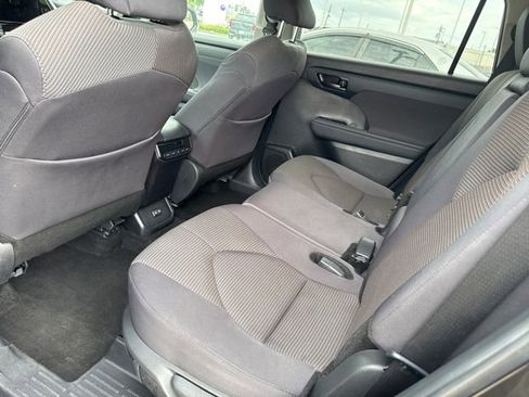 Used 2024 Toyota Highlander LE FWD image 22