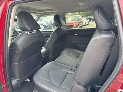 Used 2020 Toyota Highlander XLE AWD/4WD image 23