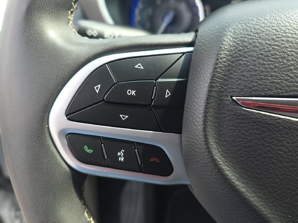 Used 2023 Chrysler Pacifica Touring-L FWD image 18
